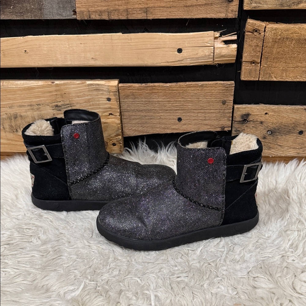 UGG Mini Cozy Boot Jl Heart Ivy,‎ Metallic & Suede Black, Size 6